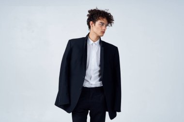 Takım elbiseli iş adamı gözlüklü kıvırcık saçlı moda stüdyosu