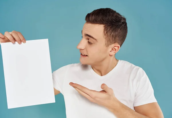 Emotionele man met wit vel papier leuk blauw achtergrond — Stockfoto