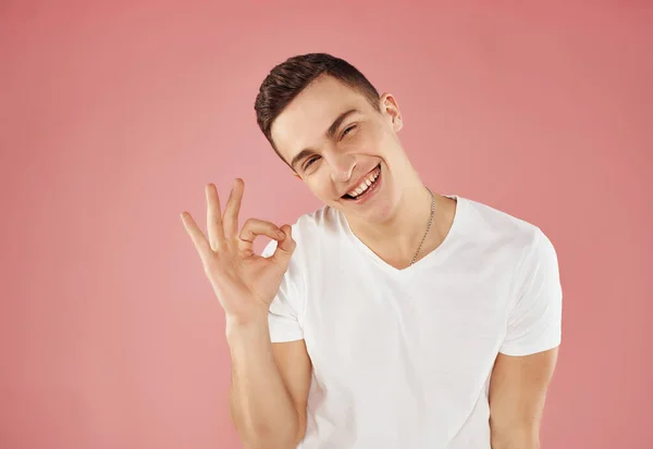 Schöner Mann im weißen T-Shirt gestikuliert mit Händen Emotionen Studio abgeschnittene Ansicht — Stockfoto