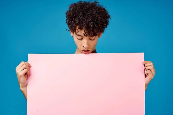 Cara com cabelo encaracolado pôster rosa Copiar espaço publicidade — Fotografia de Stock