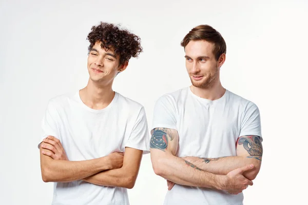 Смешные два человека в белых футболках стоят бок о бок изолированный фон — стоковое фото