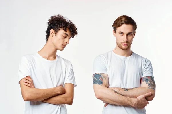 Due amici allegri in bianco t-shirt stare fianco a fianco ritagliato vista — Foto Stock
