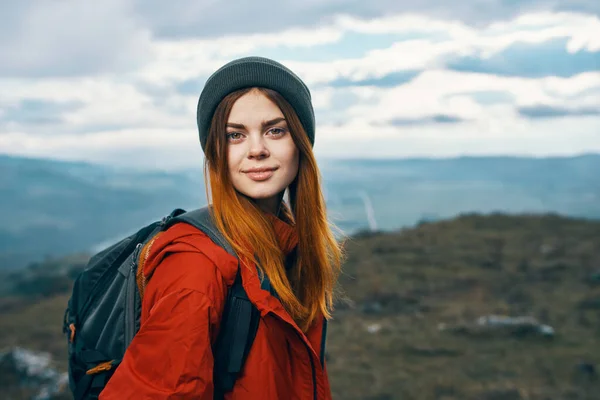 산악 여성 관광 여행 가방 관광 모델 — 스톡 사진