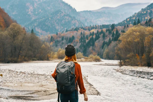 Femme portant un chapeau sac à dos paysage montagnes modèle geste avec les mains — Photo