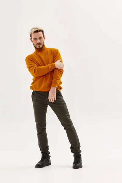 Modische Mann in Pullover Kleidung Herbst Stil isoliert Hintergrund — Stockfoto