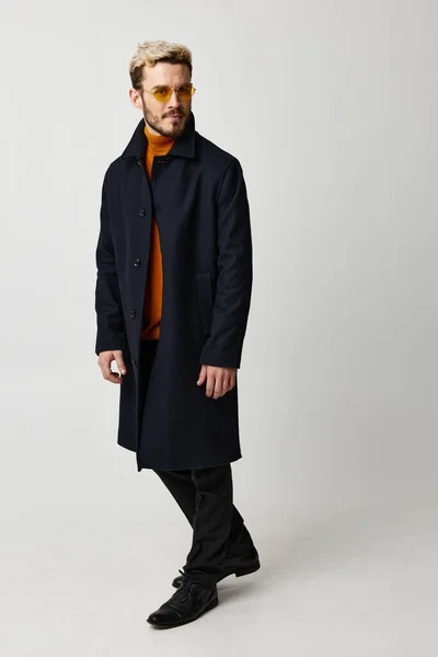 Hombre de moda en gafas amarillas abrigo moda estilo moderno longitud completa — Foto de Stock