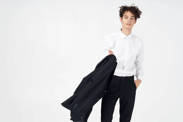 Mężczyzna w garniturze moda nowoczesny styl pozowanie styl życia — Zdjęcie stockowe