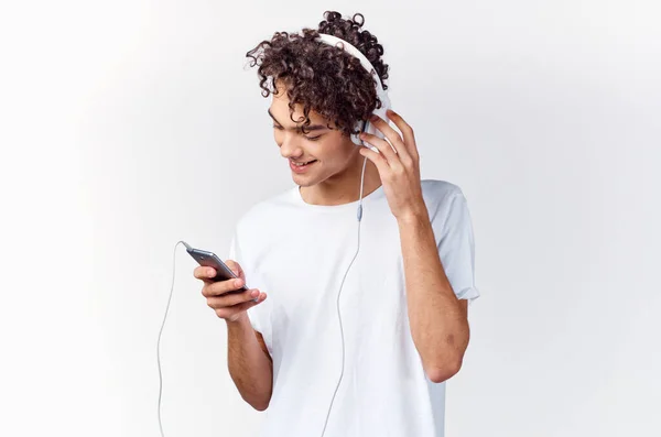 T-shirt με ακουστικά ακούγοντας μουσική lifestyle περικοπή άποψη — Φωτογραφία Αρχείου