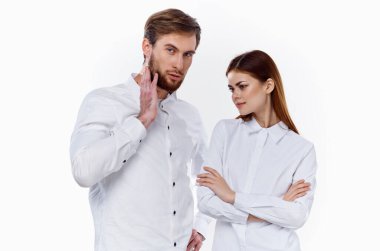 İş ortakları beyaz gömlekli erkekler ve kadınlar arka planda çakışma yaşıyor