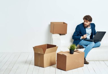 İş adamı kanepede oturuyor. Ofis müdürü profesyonelleri taşınıyor.