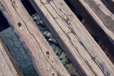 Nehrin yukarısındaki ahşap köprü. Yakın plan yolculuk.