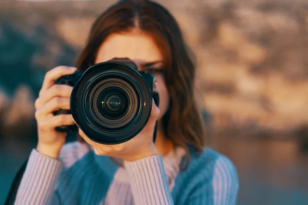 Žena s profesionální kamerou venku v horách pohled zepředu — Stock fotografie