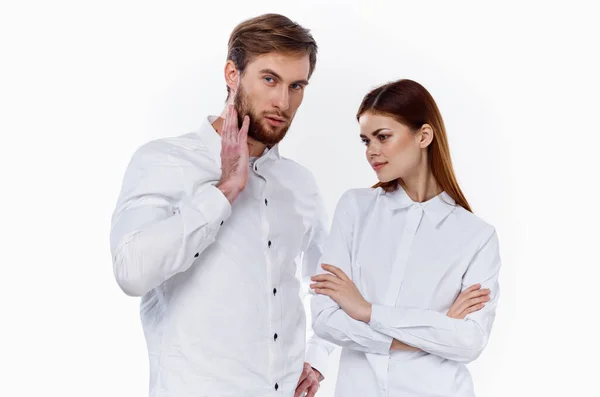 Partners op het werk mannen en vrouwen in witte shirts op een lichte achtergrond mockup conflict — Stockfoto