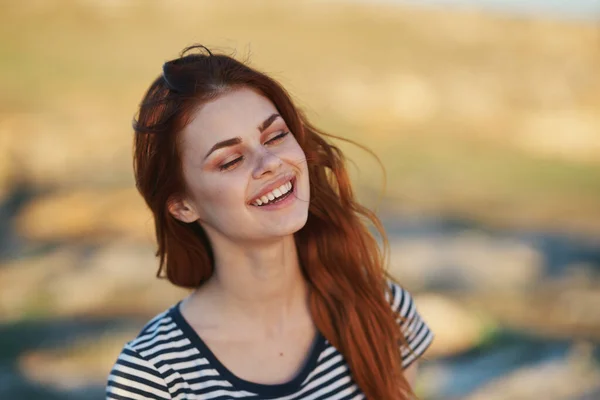 Ευτυχισμένη γυναίκα στα βουνά σε εξωτερικούς χώρους χαμόγελο γέλιο μοντέλο μακιγιάζ — Φωτογραφία Αρχείου