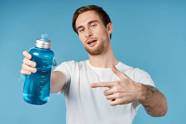 Uomo in bianco t-shirt bottiglia d'acqua dissetante vista ritagliata — Foto Stock