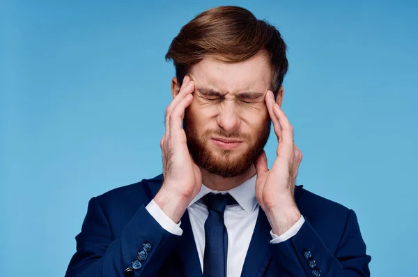 Man in een pak houdt zijn hoofd ontevreden zakenman — Stockfoto