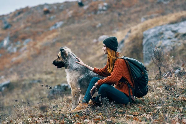 Donna viaggi natura montagne amicizia cane paesaggio — Foto Stock