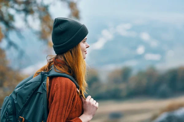 Mulher caminhante mochila viajar em montanhas paisagem divertida — Fotografia de Stock