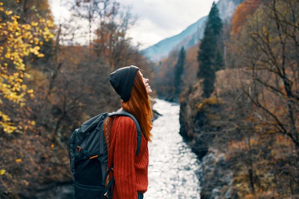 Vrolijk vrouw toerist van alle wet bewondert de natuur van de berg rivier — Stockfoto