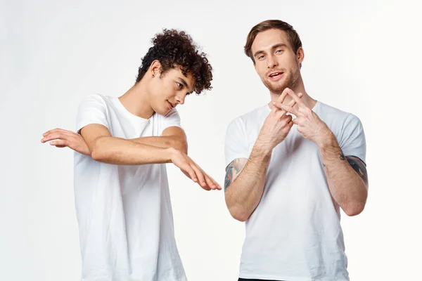 Dos hombres están de pie junto a limpio camisetas emociones estudio de comunicación — Foto de Stock