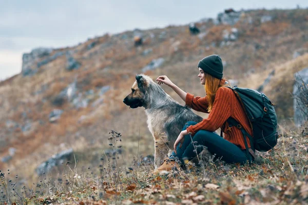 Vrouw reist natuur bergen vriendschap hond landschap — Stockfoto