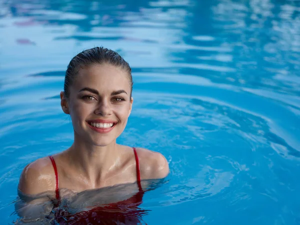 Donna Nuoto in piscina lusso relax divertimento emozioni — Foto Stock