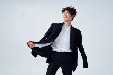 Gözlük takan takım elbiseli bir iş adamı stüdyo modasında.