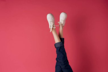 Kadın bacakları baş aşağı kırpılmış pembe arka plan modası