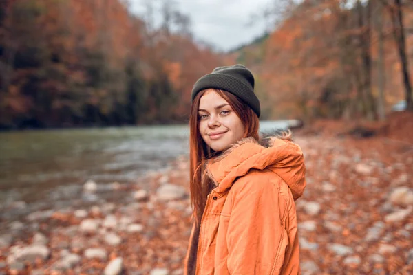 Hezká Žena Podzimním Oblečení Lese Řeky — Stock fotografie