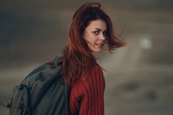 Mujer Con Una Mochila Suéter Rojo Las Montañas — Foto de Stock