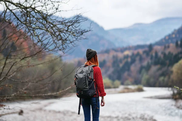 Donna Felice Con Zaino Che Riposa Nelle Montagne Vicino Fiume — Foto Stock