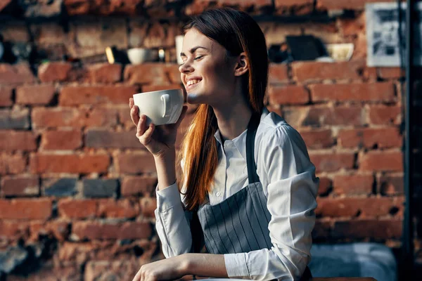 Mulher Garçom Com Xícara Café Sentado Mesa — Fotografia de Stock