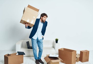 İşadamı ofisi yeni bir iş yeri açıyor.