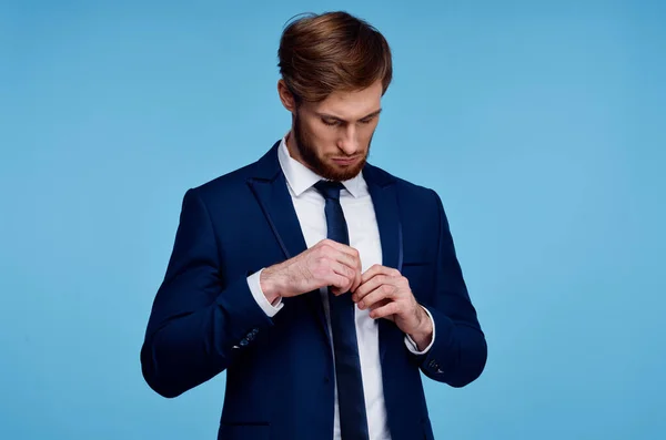 Homme en costume redresse sa cravate confiance en soi mode homme d'affaires — Photo