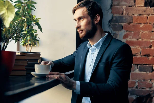 Homem de negócios em um terno sentado em um café finanças gerente de lazer — Fotografia de Stock