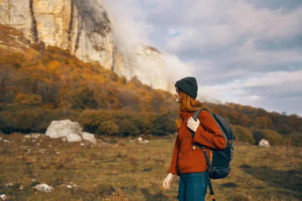 Mujer Suéter Con Una Mochila Camina Otoño Las Montañas — Foto de Stock