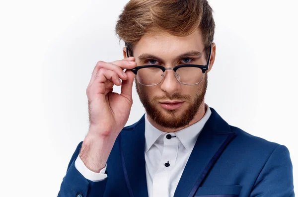 Pohledný muž v brýlích a v klasickém obleku na pozadí — Stock fotografie
