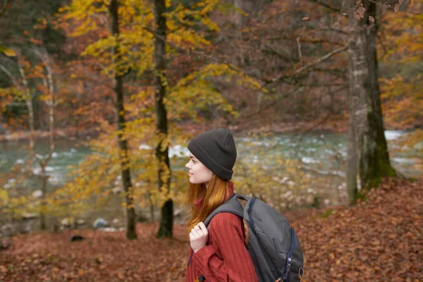 Seitenansicht Einer Glücklichen Frau Park Herbst Der Nähe Des Flusses — Stockfoto