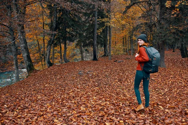 秋天公园里背着背包徒步旅行的女人 — 图库照片