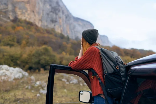 Mujer Viaja Las Montañas Cerca Del Coche Foto Alta Calidad — Foto de Stock