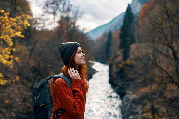 Femme Gaie Touriste Admire Nature Rivière Montagne Photo Haute Qualité — Photo