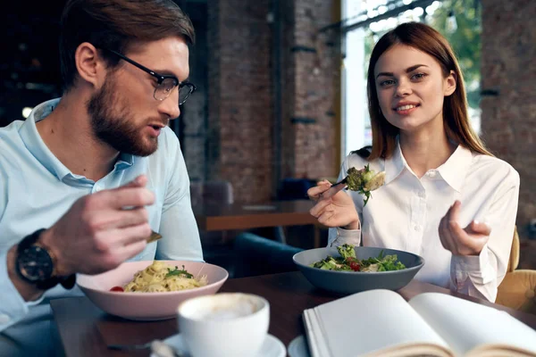 Bir kafede oturan genç çift kahvaltı odasında dinleniyor.
