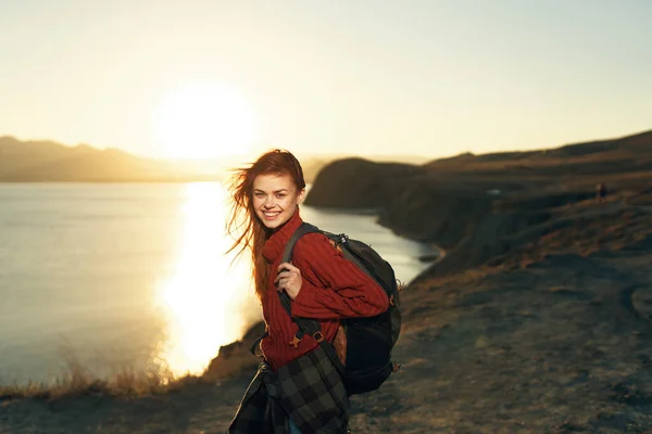 Fröhliche Wanderin Mit Rucksack Freien — Stockfoto