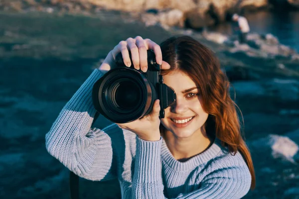 Mulher Alegre Turista Com Câmera Livre — Fotografia de Stock