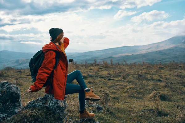 Viajante Uma Jaqueta Vermelha Senta Uma Pedra Nas Montanhas Natureza — Fotografia de Stock