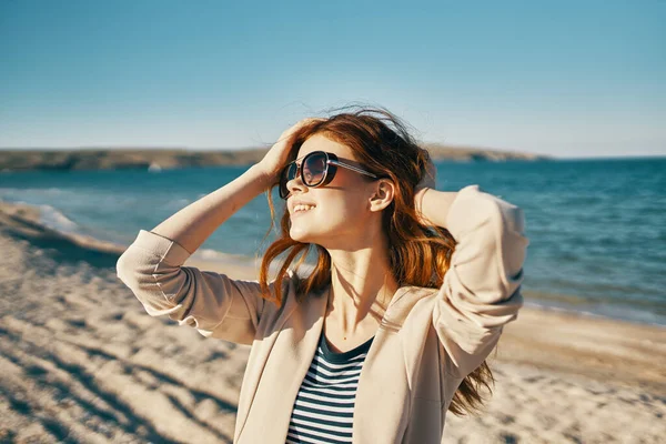 Kobieta Okularach Plaży Morzu Wysokiej Jakości Zdjęcie — Zdjęcie stockowe