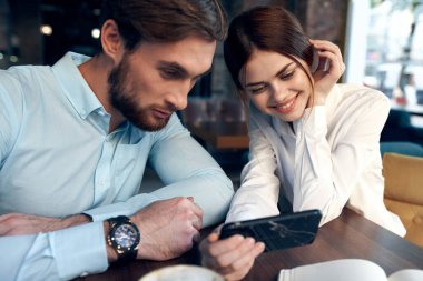 Çalışma masasında oturan iş arkadaşları iletişim teknolojisi duyguları.