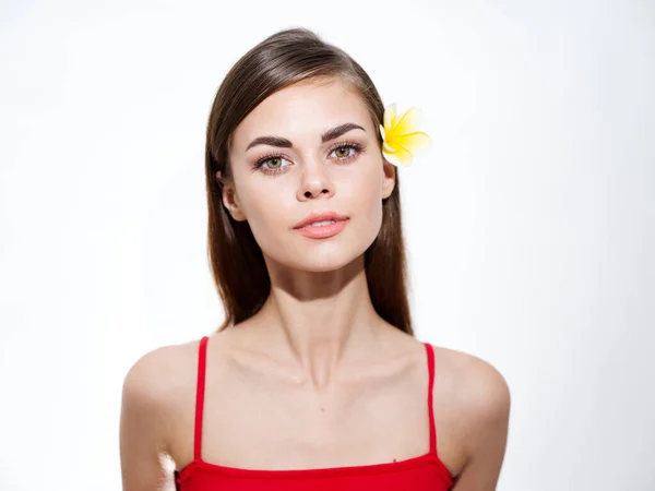 Hübsche Junge Frau Mit Gelben Blüten Haar — Stockfoto