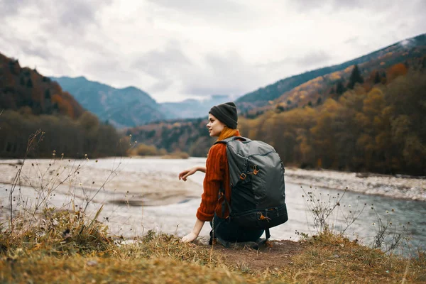 Жінка Ходить Березі Річки Восени Гори Відстані — стокове фото