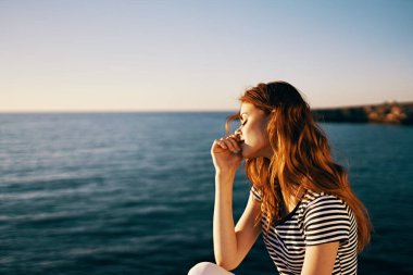 Güneş batarken deniz kenarındaki kadın tişörtü gökyüzü modeli